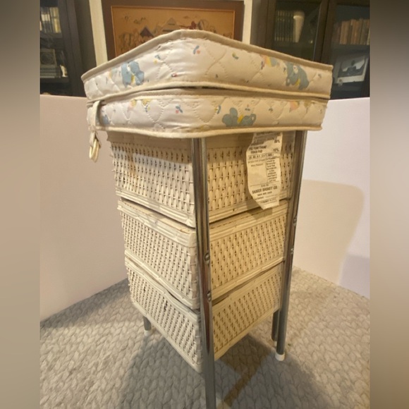 1960S VINTAGE WICKER DOLL CHANGING TABLE QUILTED TOP BY BADGER BASKET - Picture 2 of 9